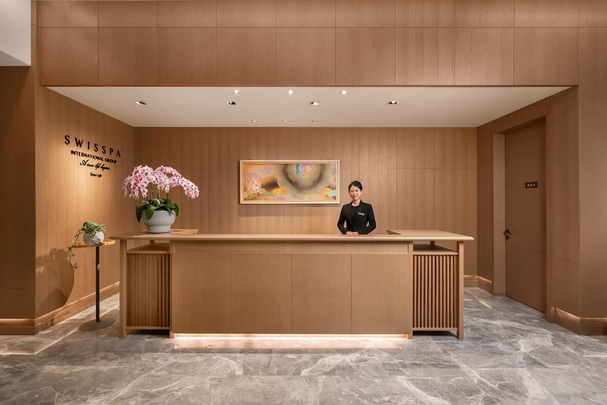 SWISSPA瑞醫推出瑞士奢美保養精品搭配韓系護膚科技，打造緊實年輕肌。（圖／SWISSPA）