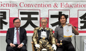 綠茵生技研發部林育正經理(右1)和東京發明展創始人中松義郎博士(中間)合影。