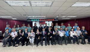 郵政各單位嘉賓祝賀南投郵局長卸新任交接。（記者扶小萍攝）