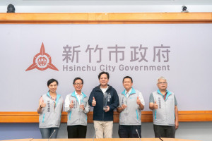 代理市長邱臣遠於市務會議中公開表揚環保局團隊。