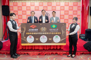 張市長現場見證豆府餐飲集團及萬能科技大學簽署「桃園黑豬餐點料理技術服務合作意向書」。