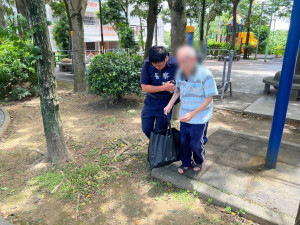 老翁外出癱坐公園平鎮暖警即時馳援助返家。