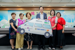 邱春女女士捐贈復康巴士。