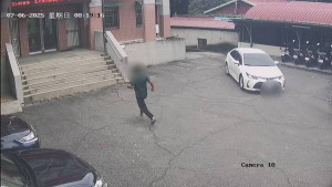 1名男子將車急停在集集分局水里分駐所門口，隨後急急忙忙地跑進辦公室求助。（集集警分局提供）