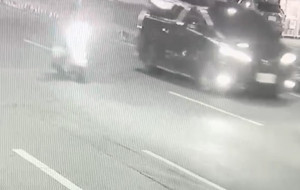 鳳梨座車行經嘉義市博愛路二段時遭騎機車男子持槍射擊／民眾提供