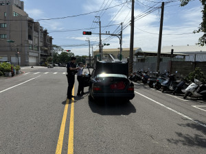 警員協助駕駛將車輛推至路邊安全處。