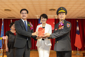 許淑華縣長為消防局長卸新任監交。（縣府提供）