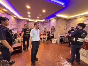 中壢警方搜索養生館查獲非法營業。