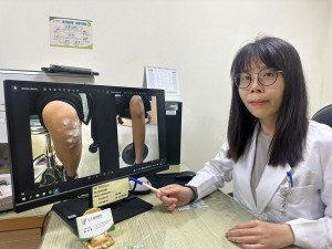 12歲女童的頭皮、手肘、膝蓋與小腿出現大片紅斑，並伴隨銀白色脫屑，奇癢難耐。
