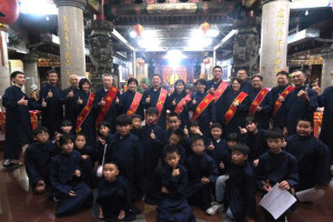 隆聖宮九獻禮由主委楊文瑞擔任主祭官，峨眉代理鄉長田昭容及地方首長擔任主獻與東、西獻生，富興國小師生擔任禮生及執事。