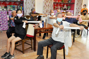 高中生體驗復能運動，感受失智長輩維持行動力的不易。圖／彰基醫院提供