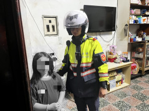 女童攜玩具怕責備迷途，壢警團隊兵分五路助團圓 。 　
