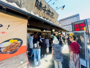 熊本味千拉麵本店推出與臺灣農業部農村水保署「農村好物」聯名餐點，吸引大批日本民眾排隊等候入店。（圖/農業部農村發展及水土保持署）