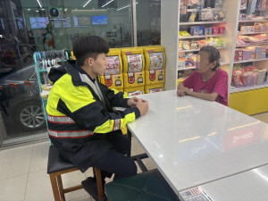 8旬失智婦雨夜迷途，壢警實習生鷹眼助祖孫團員。