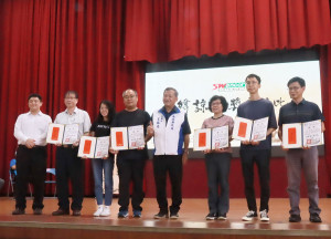 王副縣長頒獎予社會組優勝。（記者扶小萍攝）