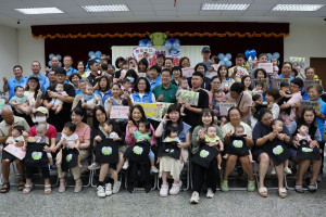 苗栗市新生兒閱讀禮袋　副縣長鼓勵親子共讀