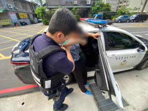 桃園老翁投票後迷途，平鎮警民協助返家。