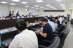 許縣長主持縣務會議介紹消防局長並宣布文化局長林榮森將回任教職。（記者扶小萍攝）