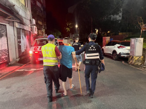 散步時不慎跌倒，夜市街邊癱坐苦等援手， 警方護送長者協助返家。