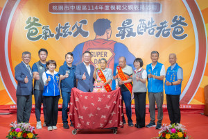 蘇副市長與100歲及95歲模範父親代表，一同切下蛋糕。