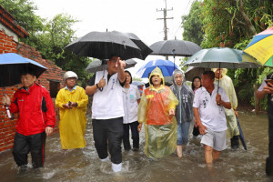 雲林縣長張麗善等人勘查水林松北村淹水災情／翻攝照片