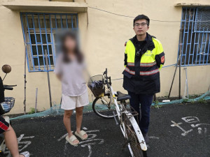 員警冒雨找回女學生的腳踏車／警方提供