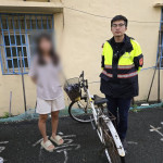 員警冒雨找回女學生的腳踏車／警方提供