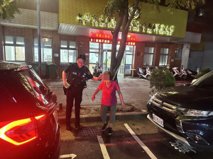 高齡老婦獨自站在路邊疑似迷途，警方協助返家。