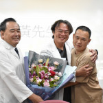 任職於線西工廠的黃先生（右一）送花感謝彰濱秀傳院長顏鴻章（左一）和急診陳家慶主任（中）。