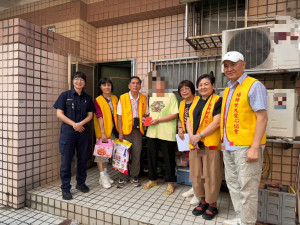 楊梅警偕善團伸出援手，關懷弱勢家庭渡難關。