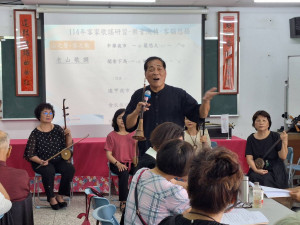 賴仁政老師談客家八音與山歌，大家聚精會神聆聽。