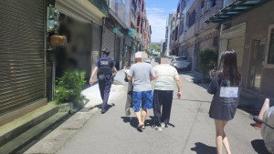婦人報案老伴到市場購物時走散了，員警立即積極協尋，順利幫助他們相聚。