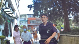 身心障礙失智翁認診所為家， 壢警關懷送返社會住宅。