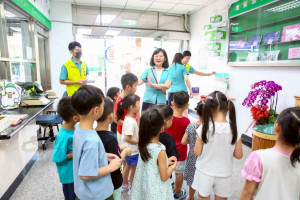 小博士幼兒園參加新豐郵局「父親節明信片親筆寫，感恩傳遞最直接」活動。