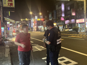 視障男深夜佇立台1線路中央，中壢警暖心牽引避車助返家。  　