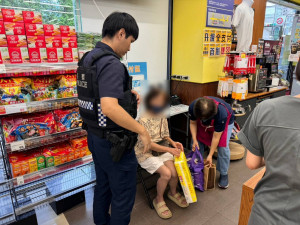 八旬老婦人賣場結帳突失憶恍神，平鎮警獲報助返家。