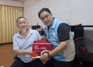鞠宗顯處長(右)關懷訪視彭先生(左)並致贈善心物資八寶粥禮盒(圖／新竹榮服處提供)