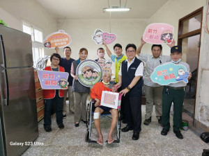 新竹郵局吳進益局長帶領郵務單位同仁，探視長者楊爺爺。