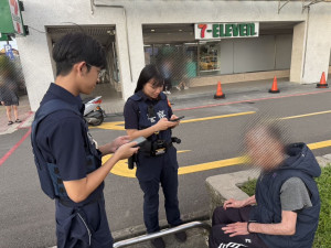 失智老翁醫院前徘迴　頭份警熱心助返家
