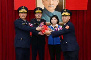 雲林縣警察局長交接典禮，卸任局長李建民(左)將印信交給新任局長黃富村(右)，縣長張麗善親自主持，警政委員李安淳監交／警方提供