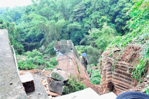 豪雨侵襲，道路邊坡崩塌、路基掏空及護岸潰堤。圖／彰化縣政府提供