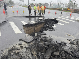 台1線嘉義縣水上段南下275K處正義路地下道路口出現路面下陷情況／嘉義縣府提供