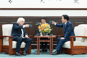 總統賴清德（右）與英國前首相強生（Boris Johnson）（左）。（圖／總統府Flickr）