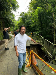 台中市議員謝志忠前往豐原區南坑巷勘查道路坍方災情。