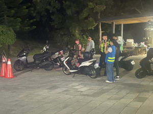 楊梅警聯合稽查取締噪音車 。