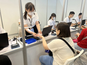 嘉義市購物節活動民眾開心領現金／嘉義市府提供
