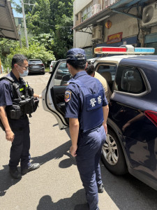 患病男子獨自外出遊蕩，警方關心協助返家。