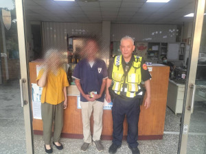 老翁徬徨無助　三灣警熱心助返家