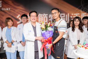 病友家屬獻上花束表達對總院長陳穆寬教授及醫療團隊的感謝。圖／彰基醫院提供