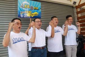 侯市長（左二）與游立委等高呼反惡罷挺游顥。（記者扶小萍攝）